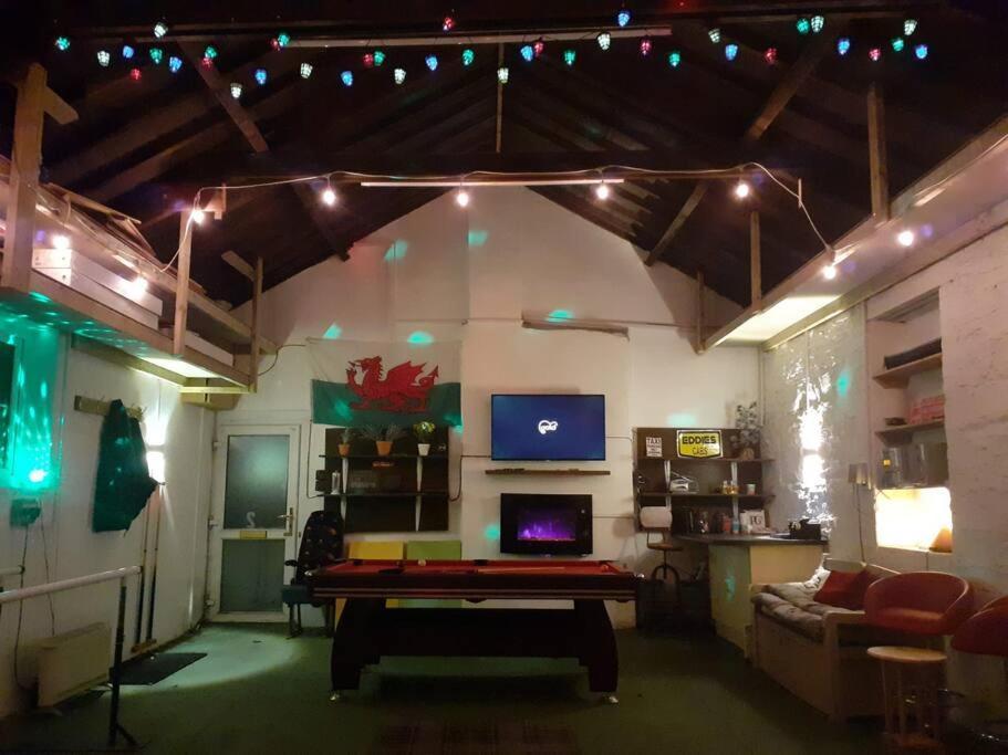 Big Fireplace Aga Hot Tub Wet Room Barn Garage Llanelli Ngoại thất bức ảnh