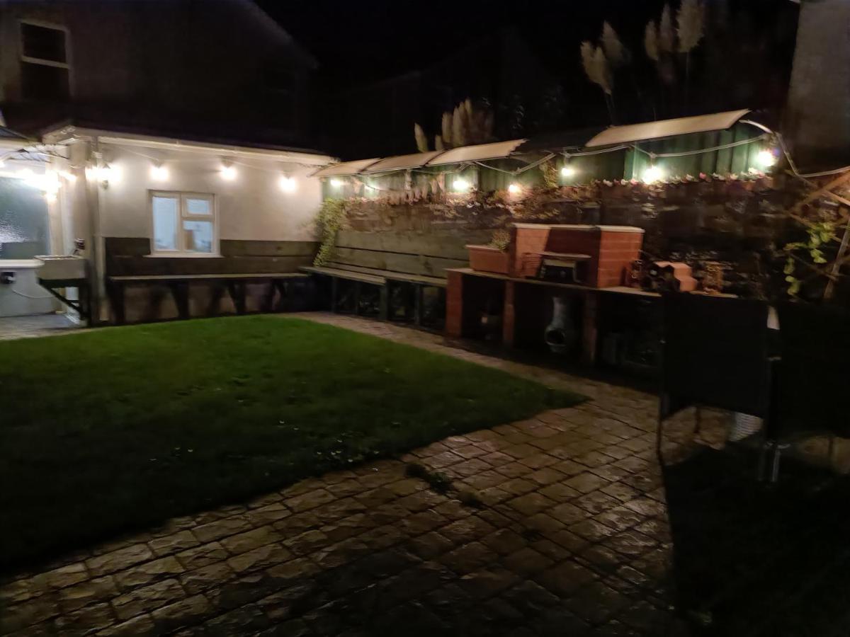Big Fireplace Aga Hot Tub Wet Room Barn Garage Llanelli Ngoại thất bức ảnh